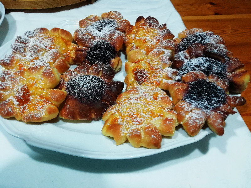 fantasia di brioches alla marmellata