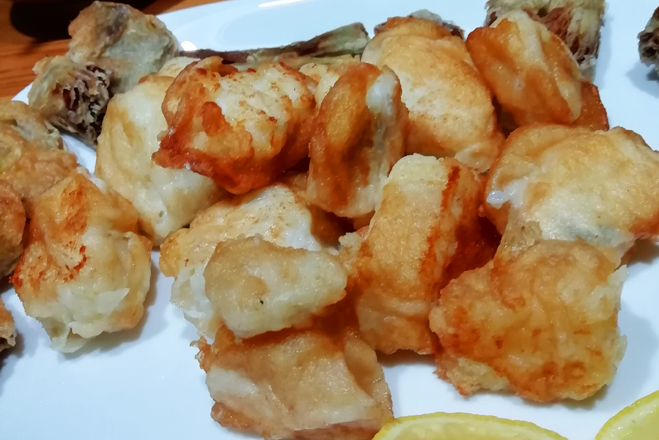 Baccalà fritto con carciofi e melanzane