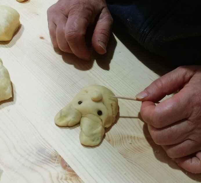 Una carica di coniglietti di pan brioche con cuore di cioccolato