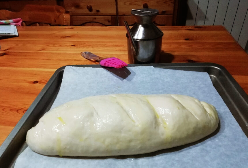 Pane di Pasqua con le uova e il tonno