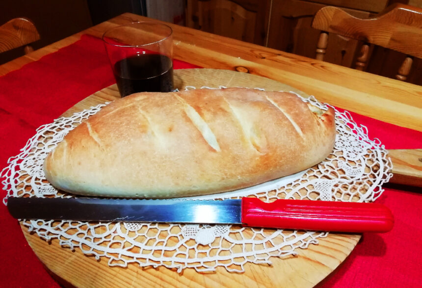 Pane di Pasqua con le uova e il tonno