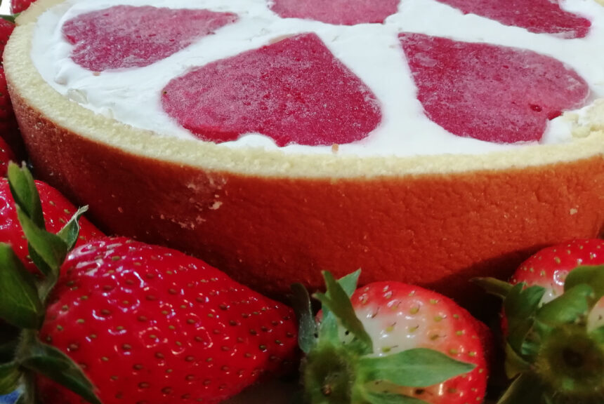 Semifreddo alle fragole con panna e yogurt