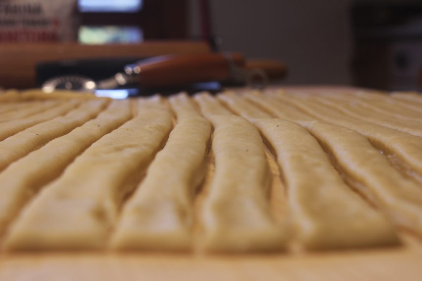 Brioches arrotolate con crema pasticcera e confettura