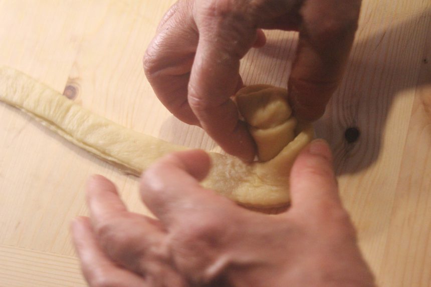 Brioches arrotolate con crema pasticcera e confettura