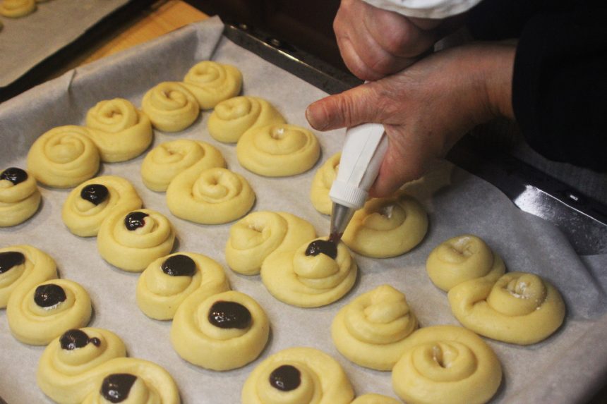 Brioches arrotolate con crema pasticcera e confettura