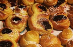 Brioches arrotolate con crema pasticcera e confettura