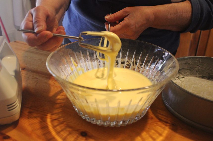 Torta mimosa alla panna e marmellata di ciliegie