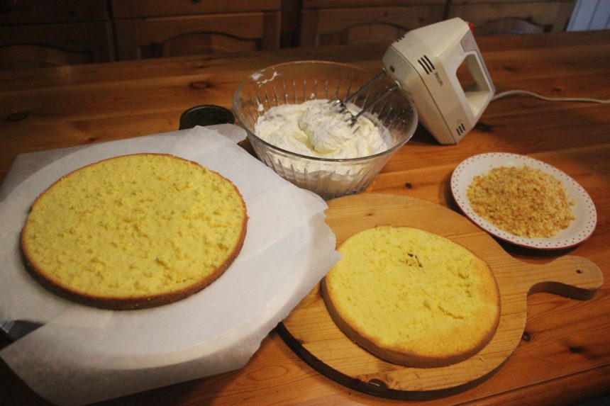 Torta mimosa alla panna e marmellata di ciliegie