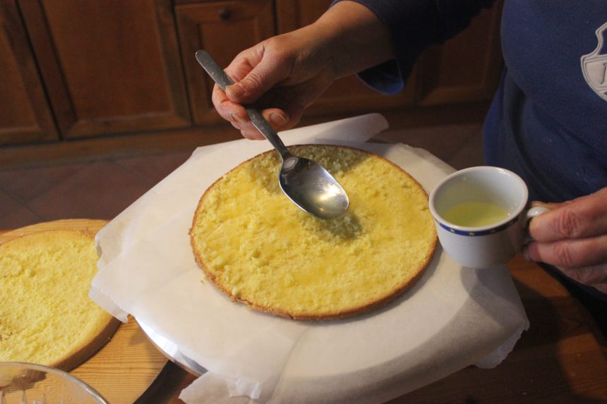 Torta mimosa alla panna e marmellata di ciliegie