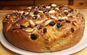 Rosa di panettone con pere e frutta secca