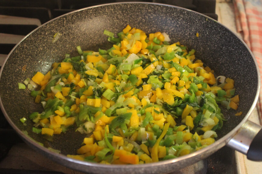 Triangoli di pasta fresca con ripieno di ricotta e peperoni