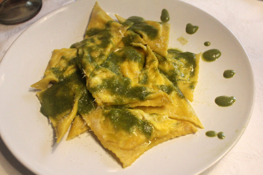 Triangoli di pasta fresca con ripieno di ricotta e peperoni